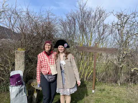 Ein Gast in der Rolle Napoleons am Napoleonsbänkel in den Weinbergen